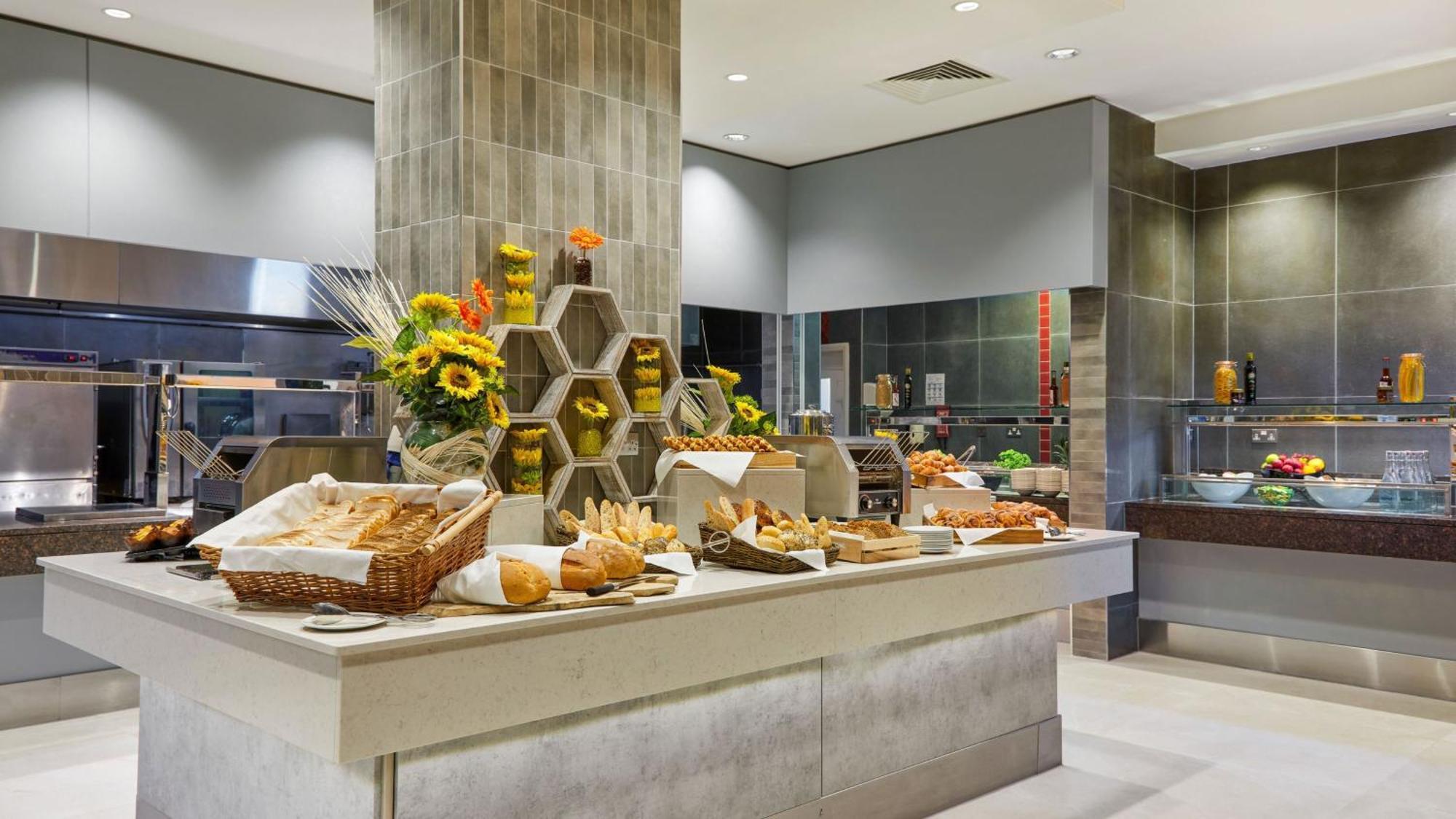 Отель Crowne Plaza Dublin Blanchardstown By Ihg Экстерьер фото